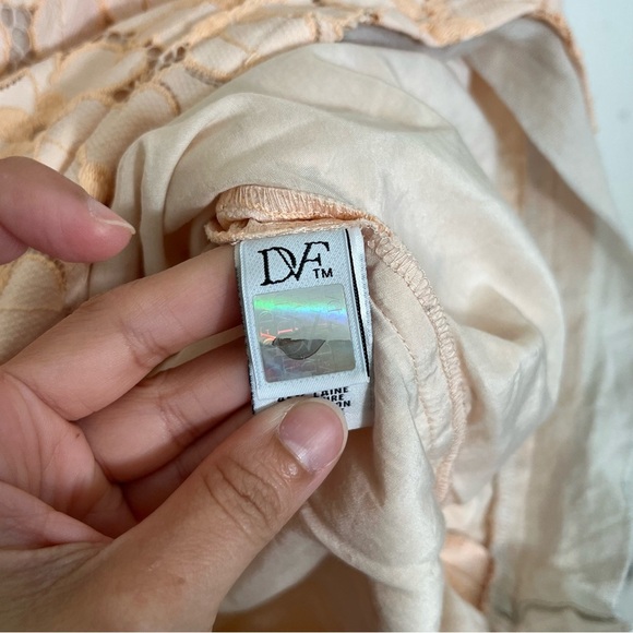 DIANA VON FURSTENBERG Lace Pattern Floral Crew Neck Button Center Top size 10 - Picture 3 of 8